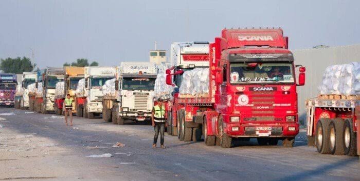 إدخال شاحنات مساعدات إنسانية إلى معبر كرم أبو سالم تمهيدا لنقلها لغزة