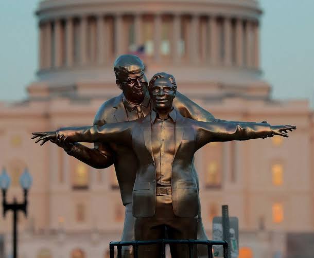 تمثال لترامب وإبستين على طريقة "تيتانيك"  أمام الكونغرس يهز واشنطن